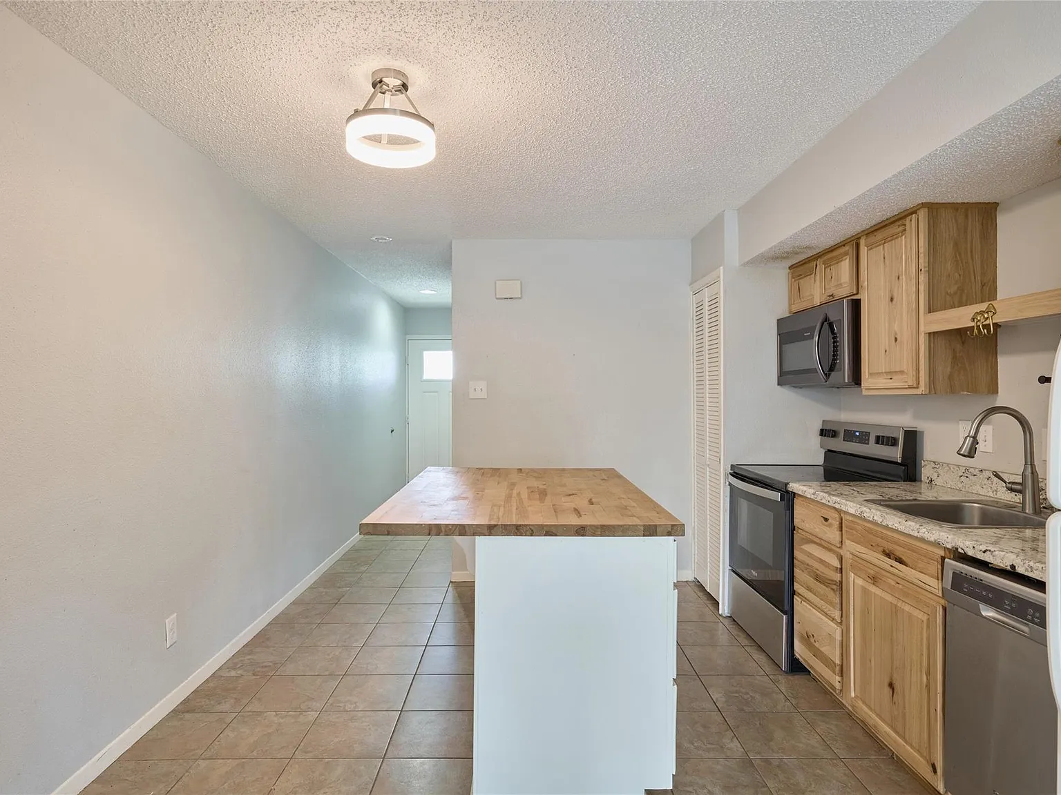 2 bed, 2.0 bath, 866 sqft, $1,250 — Photo 4