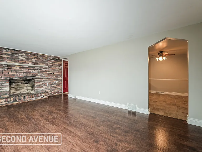 1003 Locust Dr — Photo 3
