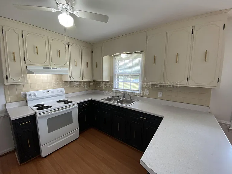 1804 Sherwood Dr — Photo 11