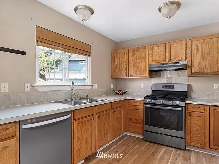 910 SW Regency Dr — Photo 15