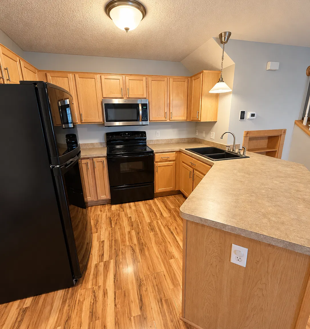3 bed, 2.5 bath, 1420 sqft, $2,100 — Photo 4