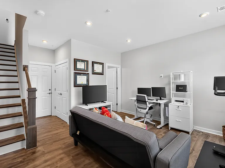 2554 Nicholson St — Photo 3