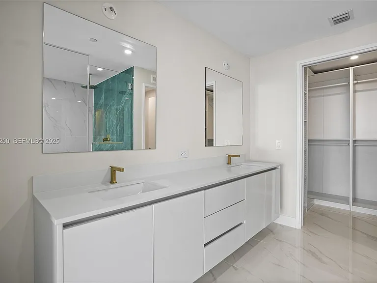 700 NE 24th St #602 — Photo 31