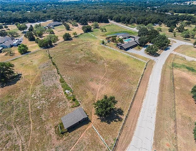 2nd image of 920 Briarwood Cir