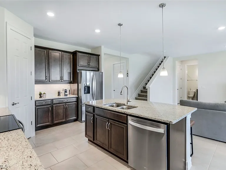 421 Coral Reef Pl — Photo 11