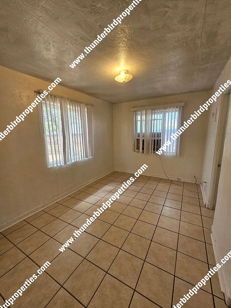 Cute 1 Bedroom, 1 Bathroom with walk in closet and on site parking. Near CNM and UNM. — Photo 4