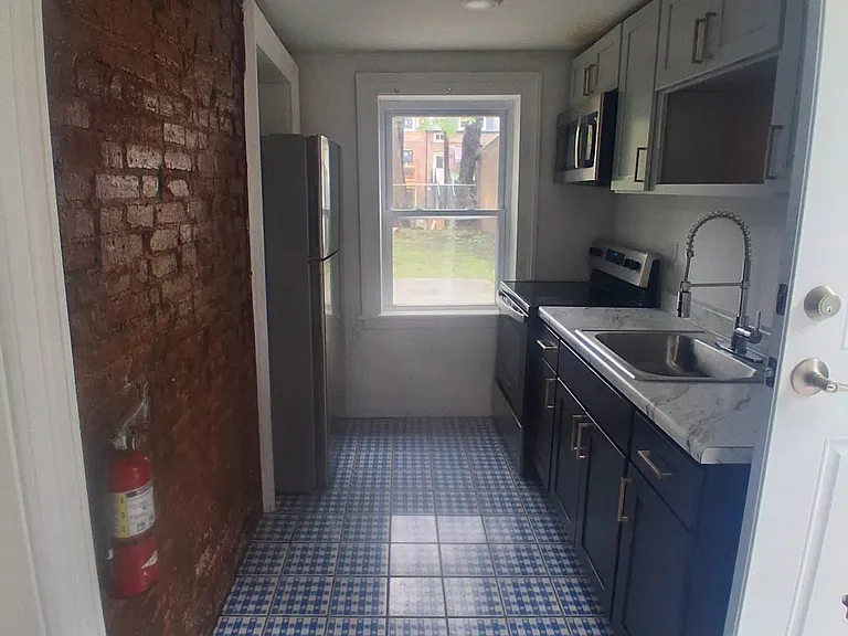 136 Johnston St — Photo 2