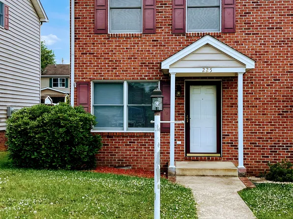 225 3rd St, Luray, VA 22835
