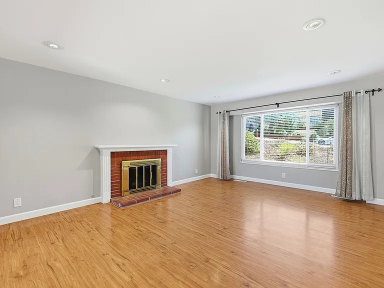 181 Piazza Way — Photo 6