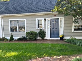 4 Paddock Ln, Guilford, CT 06437