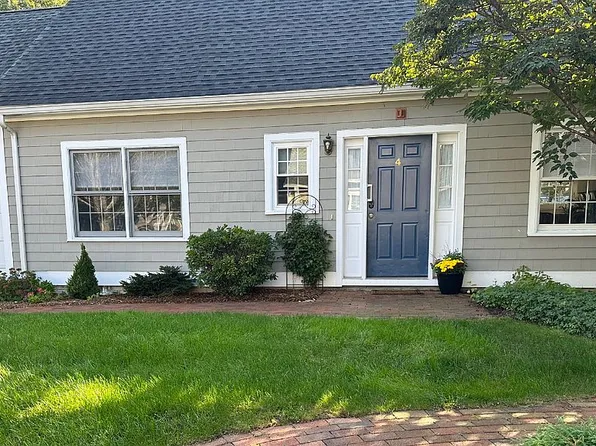 4 Paddock Ln, Guilford, CT 06437