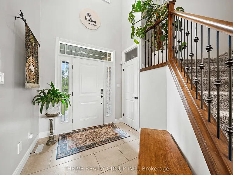 12 Ashwood Cres — Photo 5