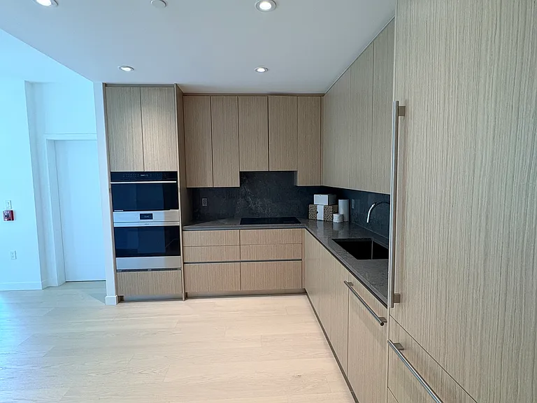 777 Harbourside Dr — Photo 6