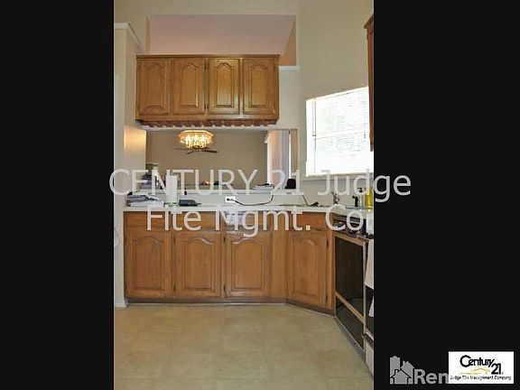 4th image of 412 Arbor Creek Dr