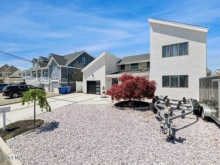 385 Aldo Dr — Photo 4
