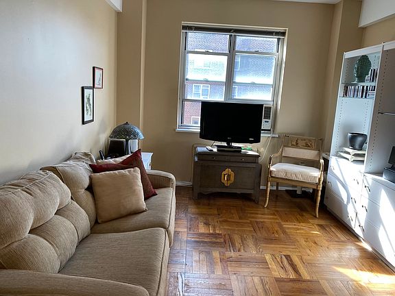 2nd image of 550 Grand St APT J7e