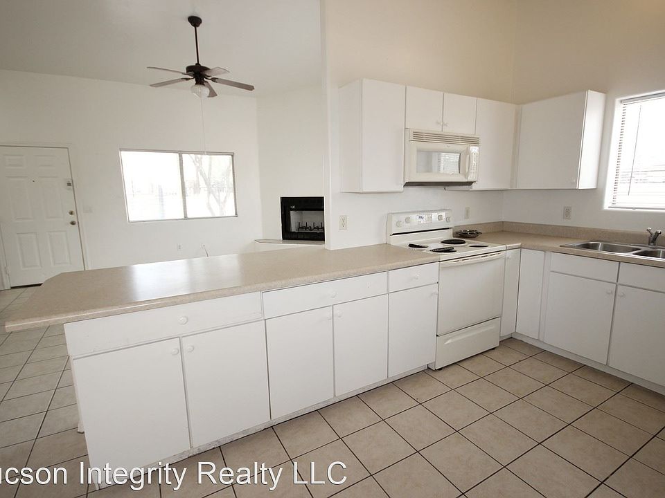1st image of 920 E Elm St #2910497