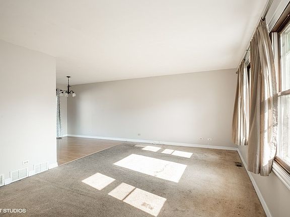 3rd image of 406 S Thornwood Dr