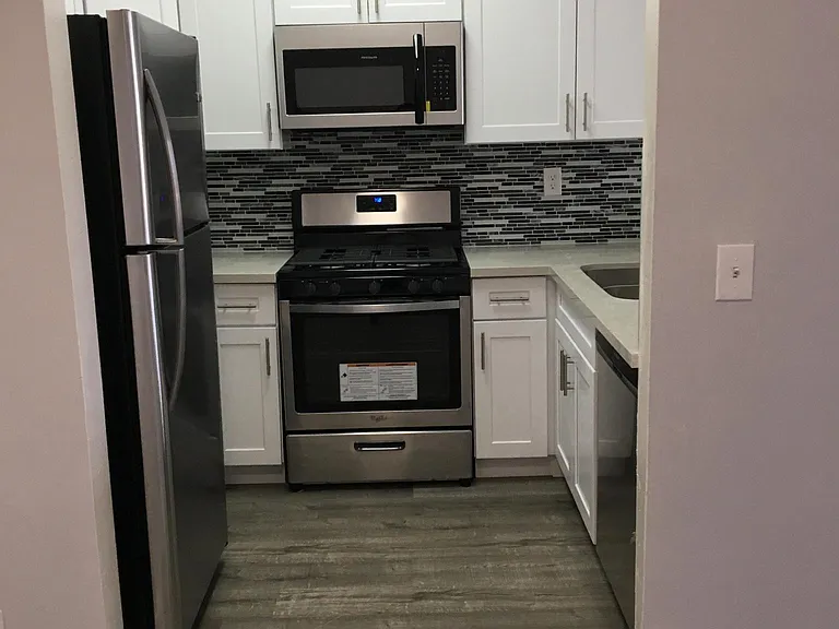 Catalina Apartments — Photo 35