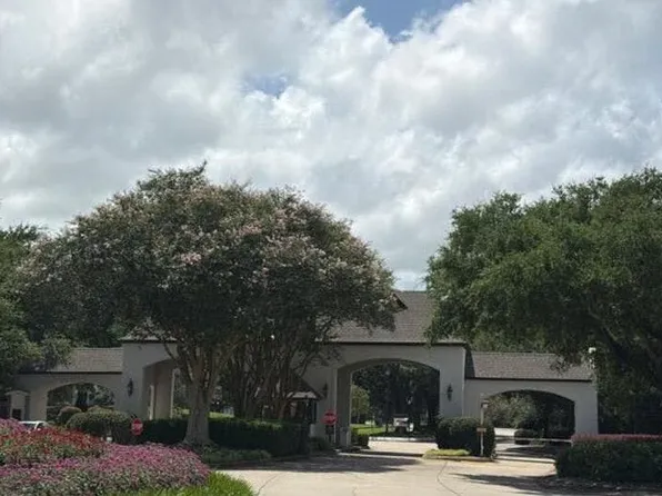 202 Oakmont Cir, Broussard, LA 70518