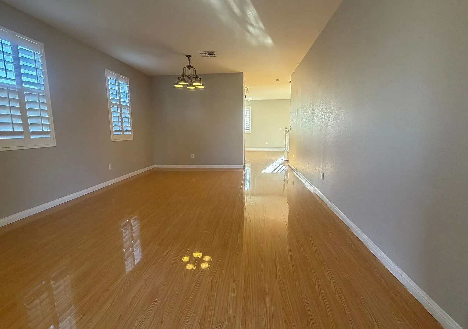 beautiful home at mountain's edge — Photo 3