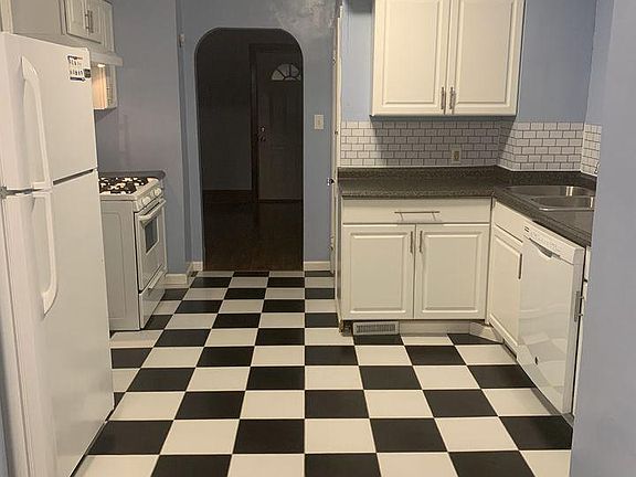 5th image of 686 Euclaire Ave