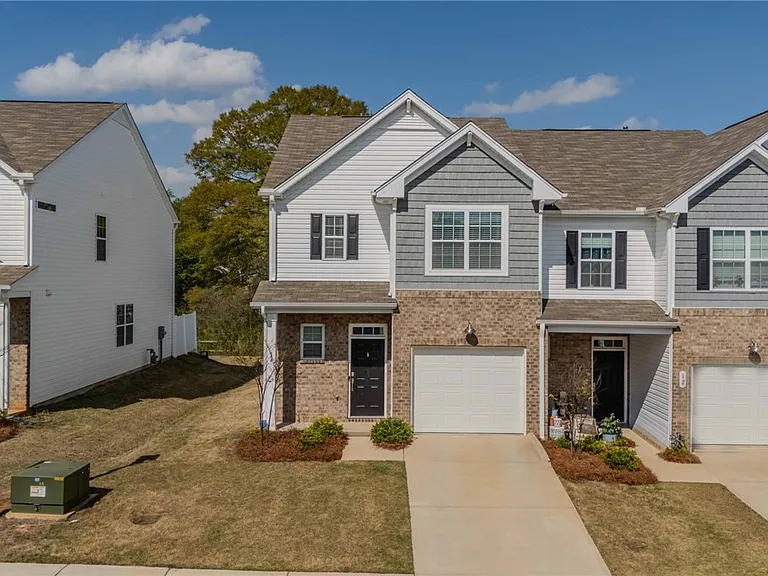 14 Loebner Ln — Photo 2