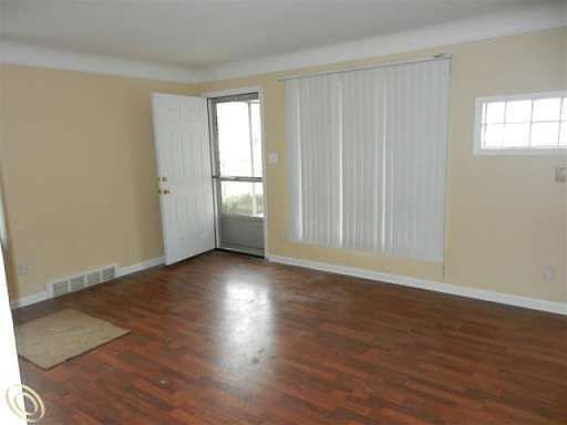 4th image of 9959 Riverdale Ave