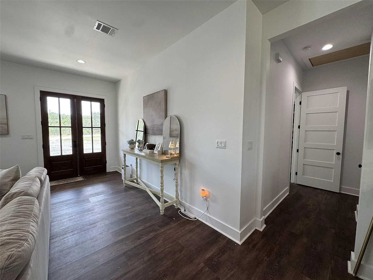 3 bed, 2.0 bath, 2500 sqft, $2,200 — Photo 2