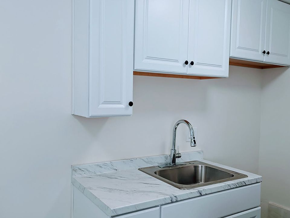 1st image of 3332 Drew St #4