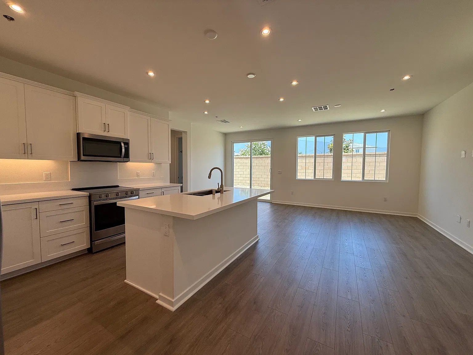 4 bed, 1914 sqft, $4,500 — Photo 3