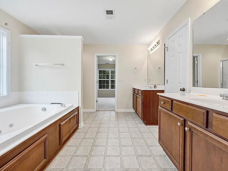 109 Cotoneaster Dr — Photo 9