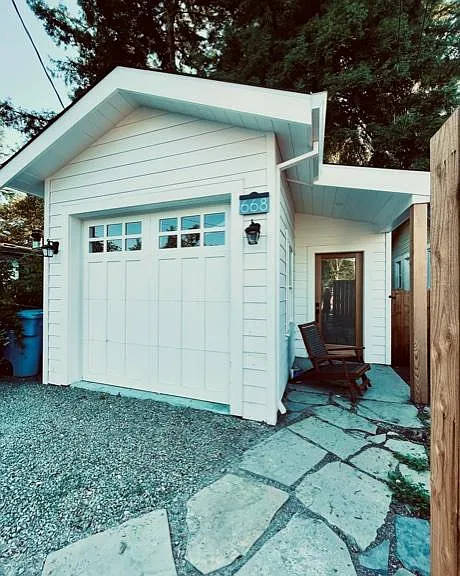 668 Tupper St — Photo 16