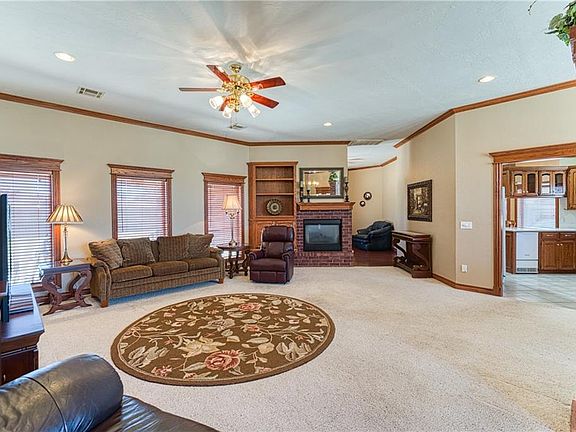 4th image of 1308 W East Ave