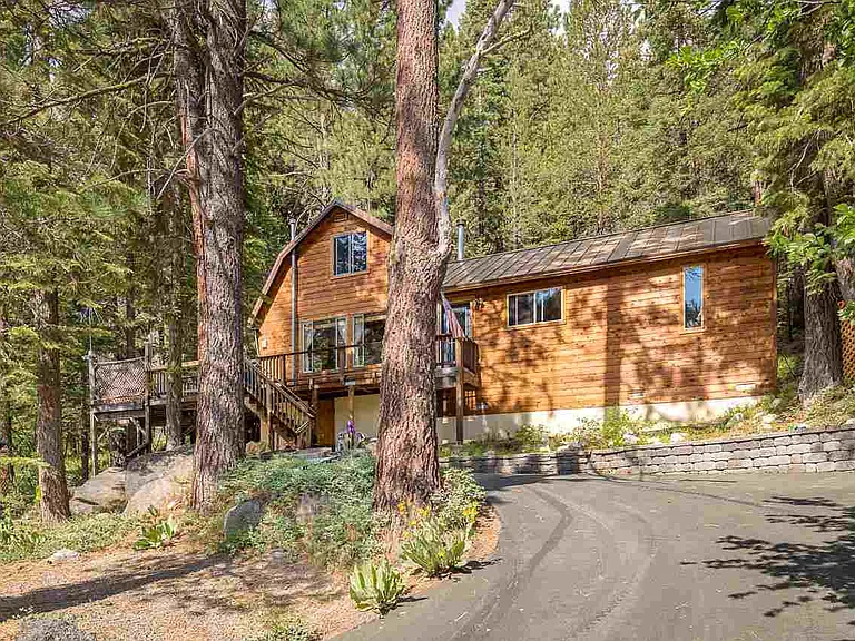 Furnished mountain retreat surrounded by forest and privacy