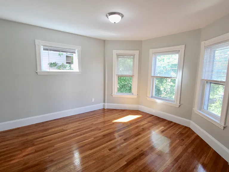 34 Russell St #2R — Photo 2