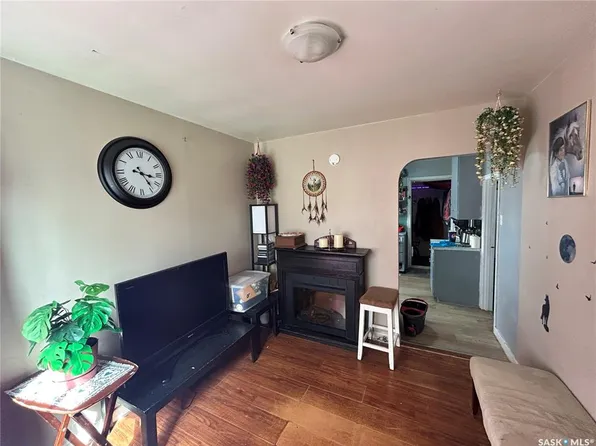 1112 N AVENUE S, Saskatoon, SK S7M 2P8