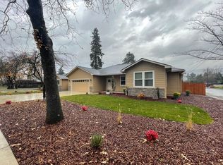 410 4th St #A, Phoenix, OR 97535