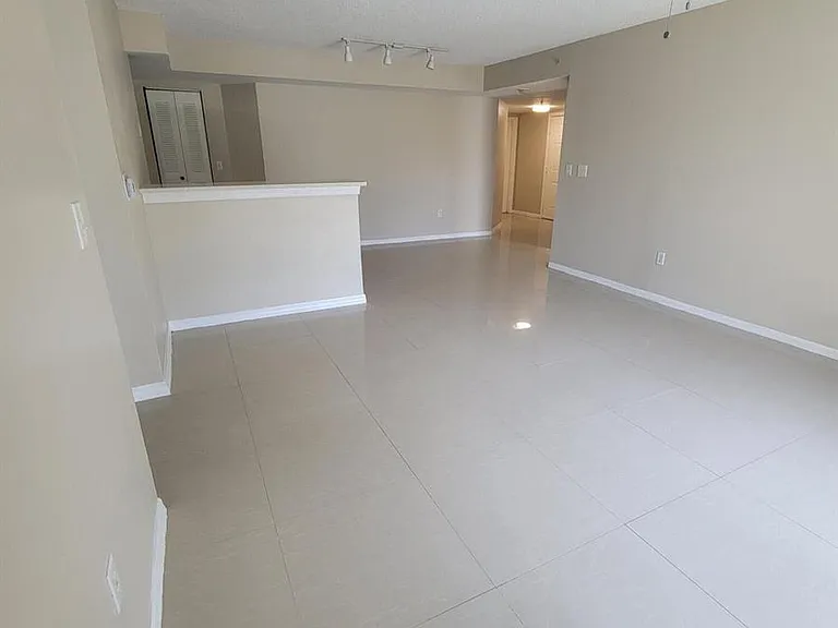 1400 Crestwood Ct S #1402 — Photo 2