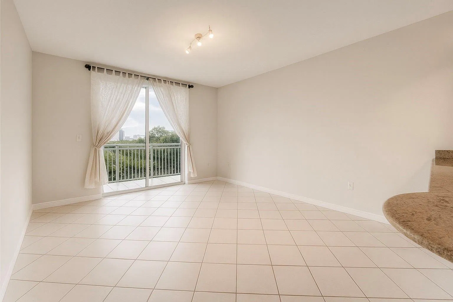1 bed, 1.0 bath, 600 sqft, $2,300 — Photo 2