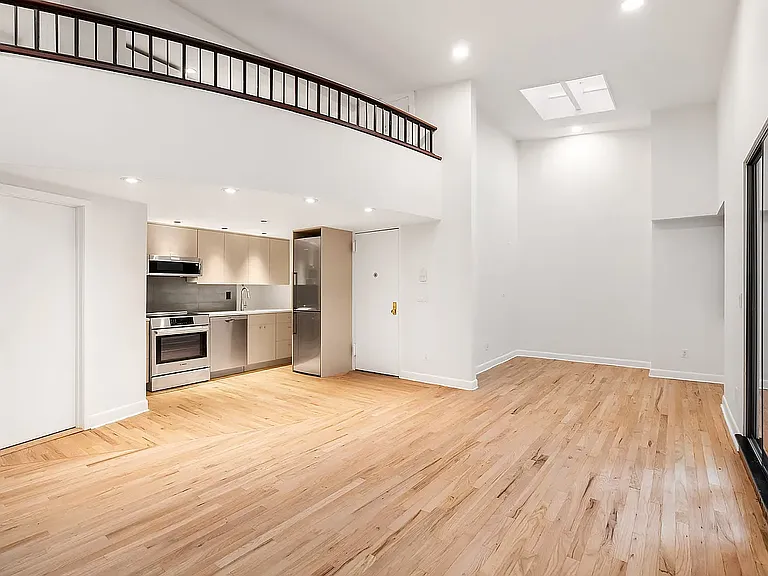 51 E 10th St #9 — Photo 4