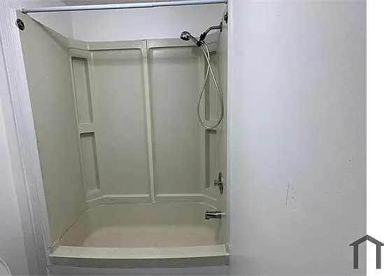 3 bed, 930 sqft, $1,600 — Photo 3