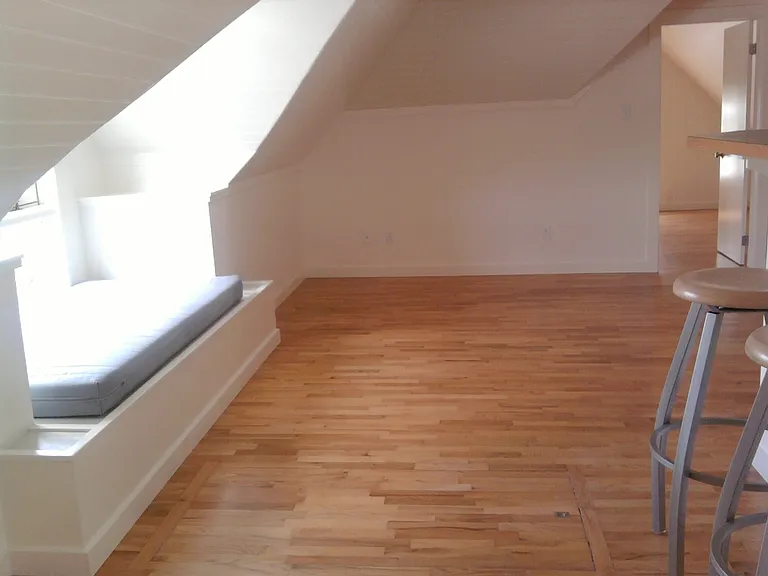 3219 Franklin Ave East — Photo 3