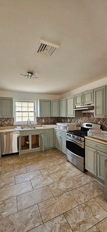 3 bed, 2.0 bath, 1800 sqft, $2,900 — Photo 4