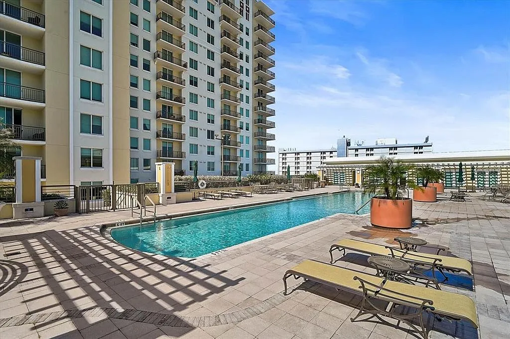 2 bed, 2.0 bath, 1323 sqft, $4,200 — Photo 3