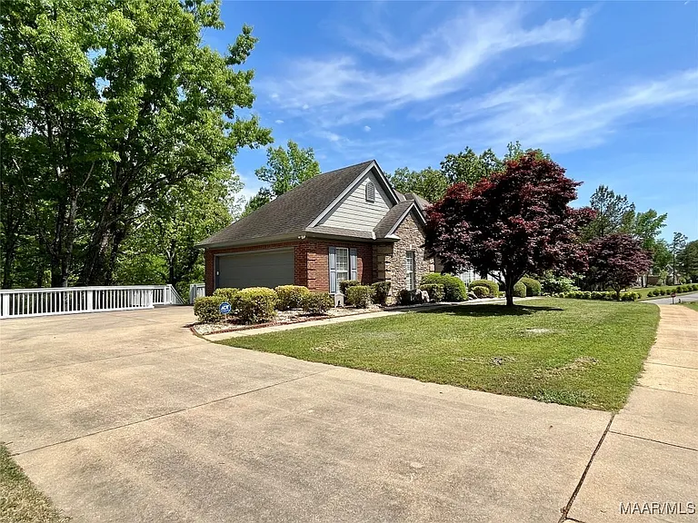 704 Emerald Dr — Photo 3