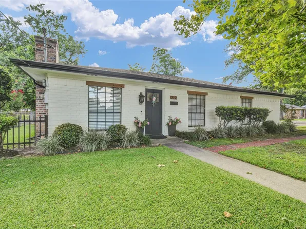 219 S Shanks St, Clute, TX 77531