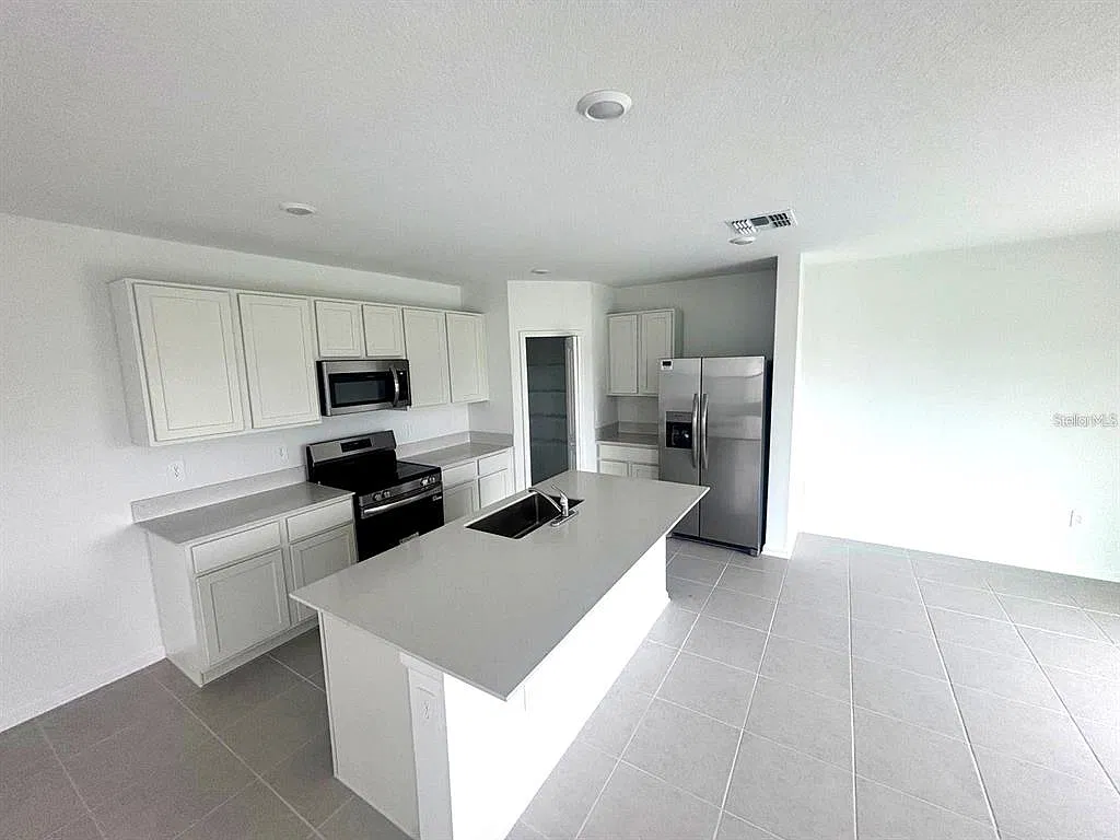 4 bed, 2.5 bath, 1874 sqft, $2,000 — Photo 3