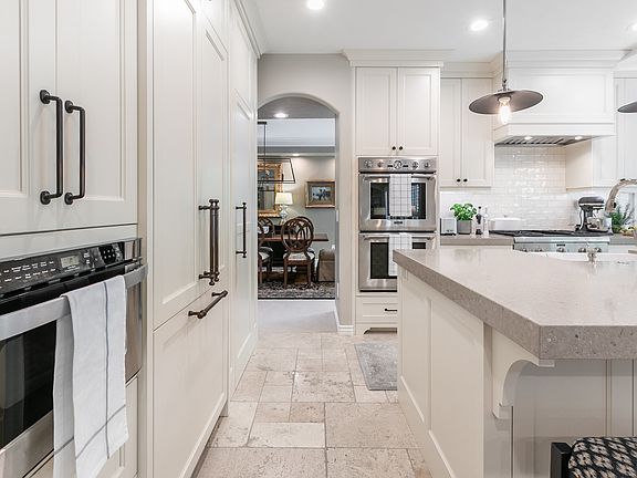 5th image of 1146 E Woodbriar Cir S