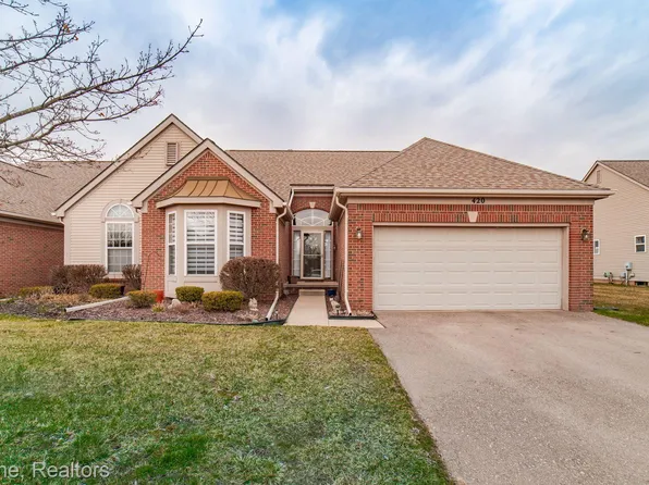 420 Golf Villa Dr, Oxford, MI 48371